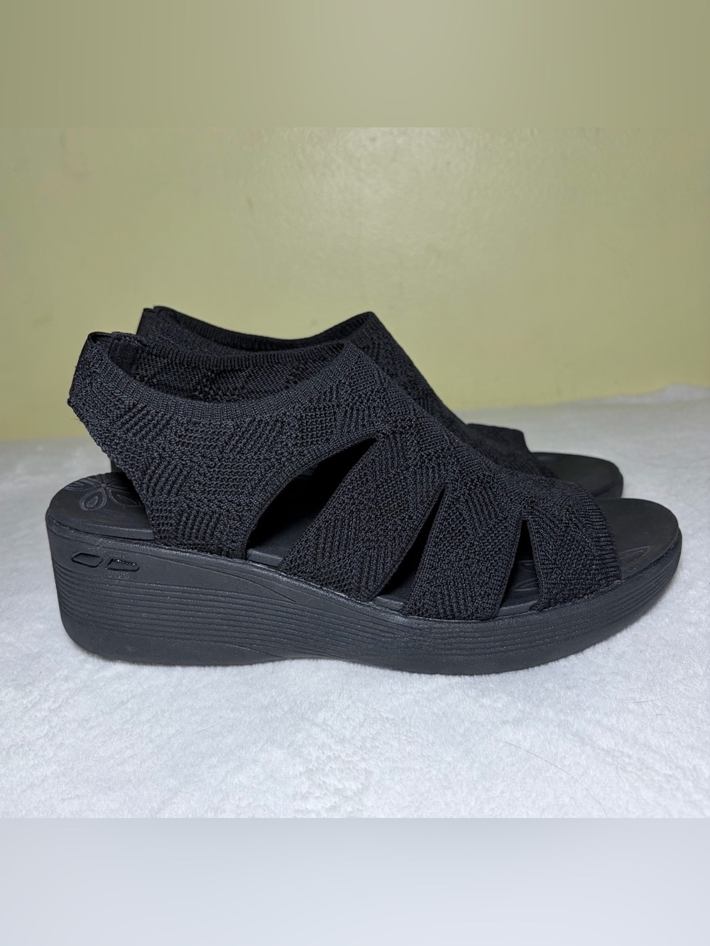Skechers Women’s Black Knit Platform Sandals Sz 8
